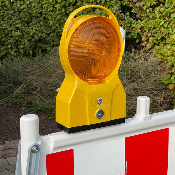 UvV-Shop UvV Absperrgitter TL Schrankenzaun ES + Set 4 Absturzsicherungen + 5 K1 Fußplatten mit RA1 oder RA2 (Reflexfolie Typ RA2B)