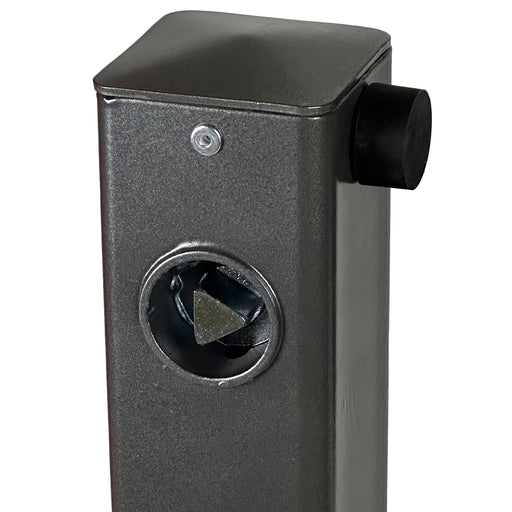 UvV-Shop UvV Design Absperrpfosten Comfy 70x70mm klappbar Stahl feuerverzinkt pulverbeschichtet + Reflexfolie Dreikantschloss DB-703 Eisenglimmer (Folie RA2 C Silber Weiß)