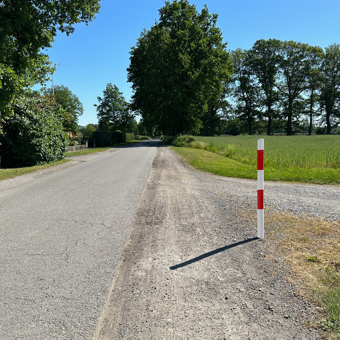 UvV Absperrpfosten ortsfest 90 cm über Flur verzinkt mit Vollfolierung für bessere Sichtbarkeit