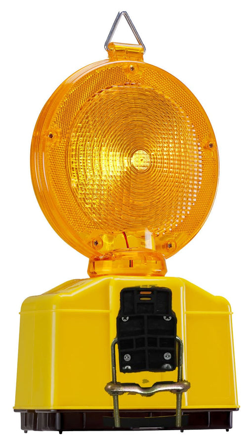 Auto vorbei ein gelbes Blinklicht auf einem Kegel in Baustellen im